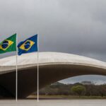 Edifício da Câmara Legislativa do Distrito Federal em Brasília sob céu nublado, representando concessão controversa de título a jurista.