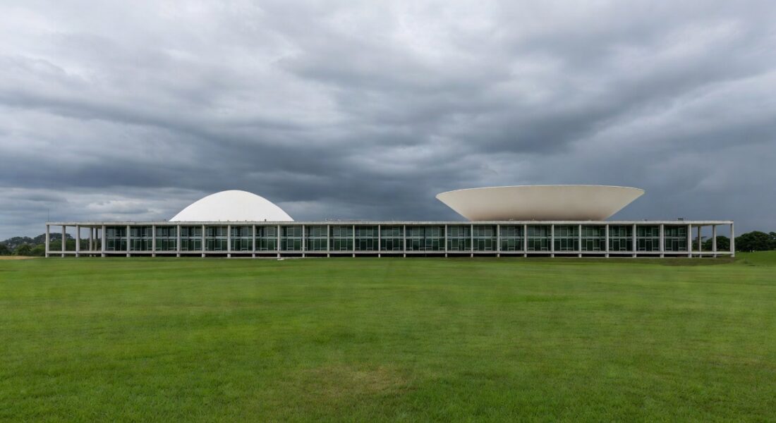 Congresso Nacional em Brasília sob céu nublado, representando lei contra supremacismo no DF com atrasos na regulamentação.
