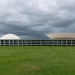 Congresso Nacional em Brasília sob céu nublado, representando lei contra supremacismo no DF com atrasos na regulamentação.