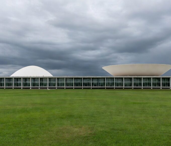 Congresso Nacional em Brasília sob céu nublado, representando lei contra supremacismo no DF com atrasos na regulamentação.