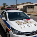 Viatura da PMDF em rua de Santa Maria com drogas apreendidas, representando prisão por tráfico.