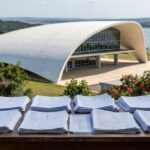 Prédio administrativo em Brasília com documentos burocráticos, representando desafios na representatividade de conselho da Caesb no DF.