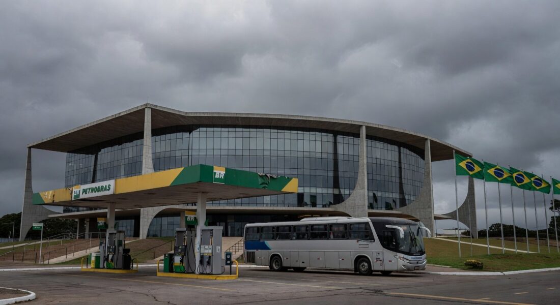 Posto de gasolina vazio e ônibus parado em Brasília, simbolizando meia-entrada para frentistas e rodoviários ignorando crise salarial.