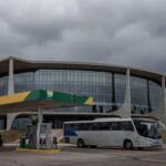 Posto de gasolina vazio e ônibus parado em Brasília, simbolizando meia-entrada para frentistas e rodoviários ignorando crise salarial.