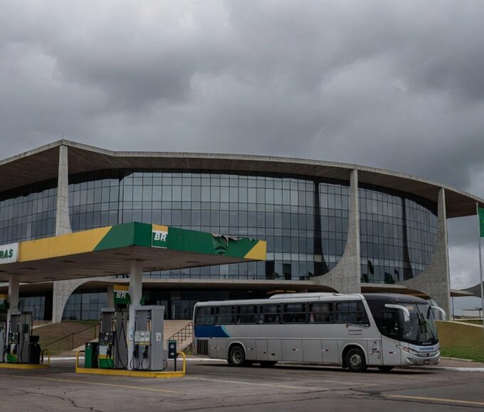 Posto de gasolina vazio e ônibus parado em Brasília, simbolizando meia-entrada para frentistas e rodoviários ignorando crise salarial.