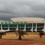 Edifício da CLDF em Brasília durante solenidade homenageando CRO-DF, criticada por priorizar formalidades sobre saúde pública.