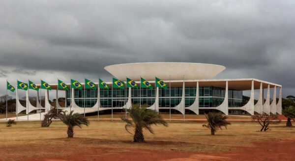 Edifício da CLDF em Brasília durante solenidade homenageando CRO-DF, criticada por priorizar formalidades sobre saúde pública.