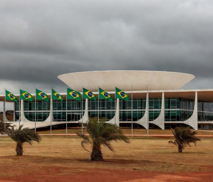 Edifício da CLDF em Brasília durante solenidade homenageando CRO-DF, criticada por priorizar formalidades sobre saúde pública.