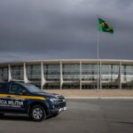 Viatura da PMDF em frente à CLDF em Brasília, destacando riscos na reintegração de policiais e violência contra mulheres.