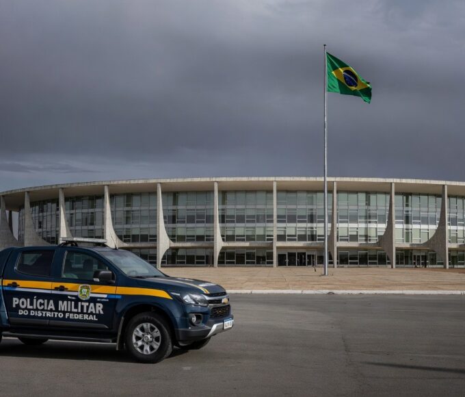 Viatura da PMDF em frente à CLDF em Brasília, destacando riscos na reintegração de policiais e violência contra mulheres.