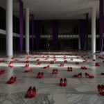 Edifício da CLDF em Brasília com passarela no plenário vazio, simbolizando fracasso no combate à violência contra mulheres.