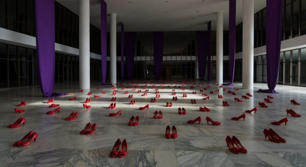 Edifício da CLDF em Brasília com passarela no plenário vazio, simbolizando fracasso no combate à violência contra mulheres.