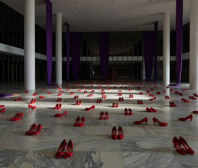 Edifício da CLDF em Brasília com passarela no plenário vazio, simbolizando fracasso no combate à violência contra mulheres.