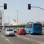 Trânsito movimentado em avenida de Brasília, ilustrando estudo do Detran-DF sobre aumento de 54% em mortes de mulheres no DF em 2025.
