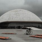 Hospital público em Brasília com equipamentos quebrados, expondo falhas na saúde durante celebração sindical.