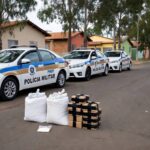 Viaturas da PMDF e pacotes de drogas apreendidos em rua do Recanto das Emas, Brasília.