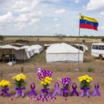 Acampamento da Operação Acolhida em Roraima com bandeiras venezuelana e brasileira, símbolos do Dia da Mulher e ônibus de interiorização.