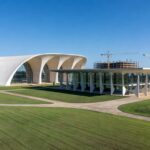 Campus universitário em expansão no Distrito Federal, representando crescimento de matrículas no ensino superior público.