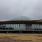 Edifício da CLDF em Brasília sob céu nublado, representando concessão de título honorário a juiz amid críticas.