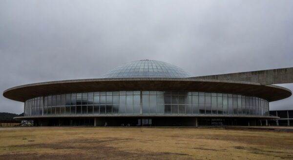 Edifício da CLDF em Brasília sob céu nublado, representando concessão de título honorário a juiz amid críticas.