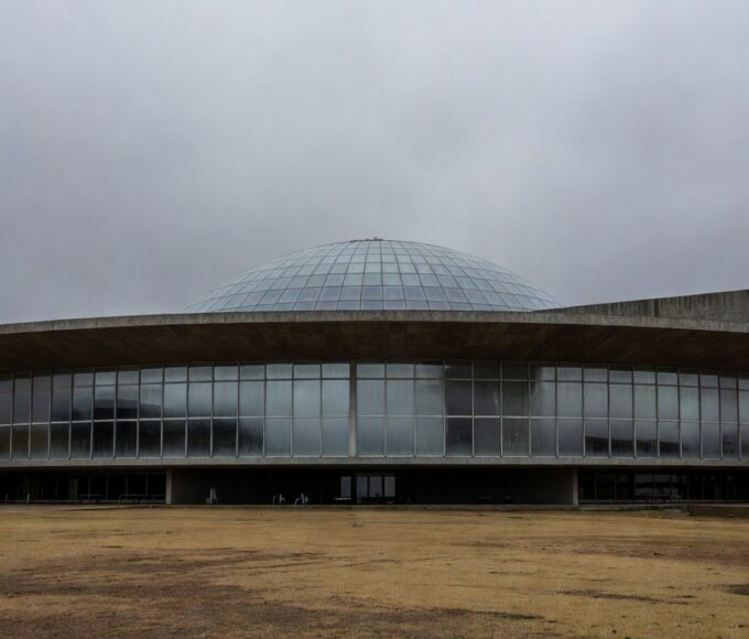 Edifício da CLDF em Brasília sob céu nublado, representando concessão de título honorário a juiz amid críticas.