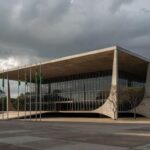 Fachada da Câmara Legislativa do DF em Brasília sob céu nublado, representando o Prêmio Marielle Franco e retrocessos em direitos humanos.