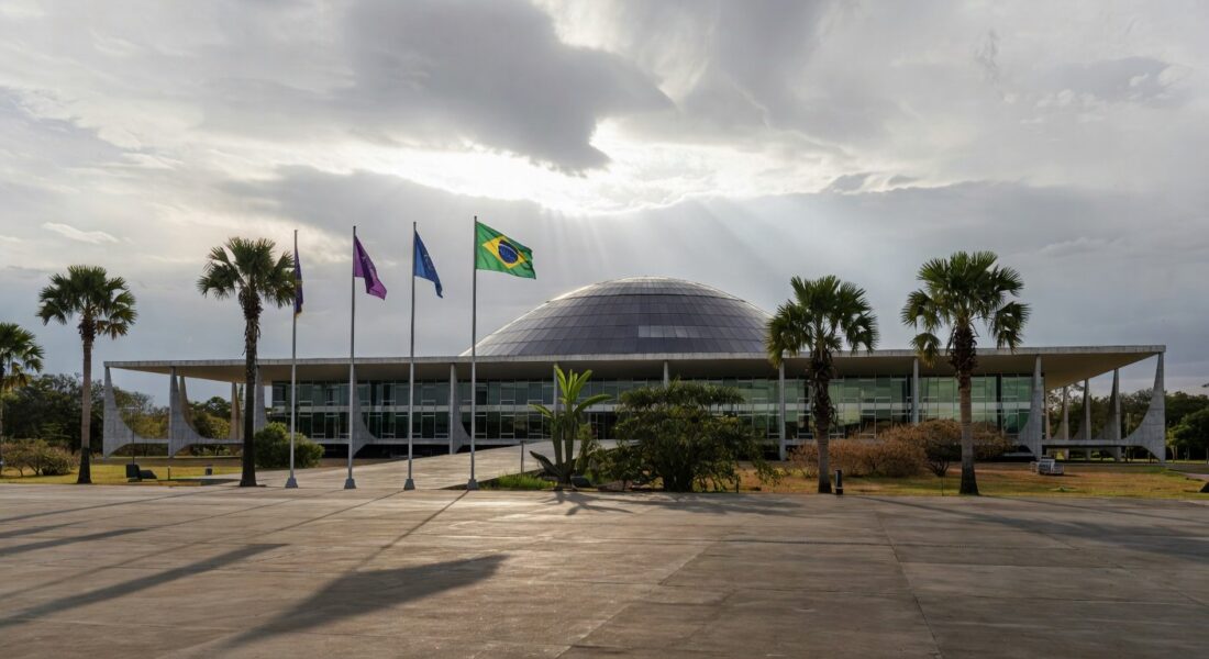 Edifício da CLDF em Brasília com símbolos da Semana da Mulher, destacando desigualdades de gênero no DF.