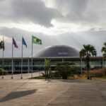 Edifício da CLDF em Brasília com símbolos da Semana da Mulher, destacando desigualdades de gênero no DF.