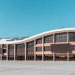 Prédio universitário moderno em Brasília representando convênio para mestrado em inovação e IA no DF.