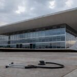 Hospital público deteriorado em Brasília, representando falhas em saúde e segurança no DF.