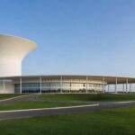 Prédio da Secretaria de Educação no Distrito Federal, Brasília, simbolizando negação de irregularidades por deputado.