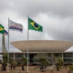 Fachada da Câmara Legislativa do DF em Brasília, sob céu nublado, representando falhas no combate à violência contra a mulher.