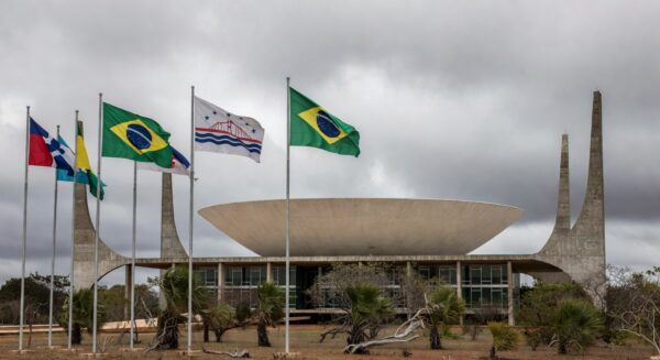 Fachada da Câmara Legislativa do DF em Brasília, sob céu nublado, representando falhas no combate à violência contra a mulher.