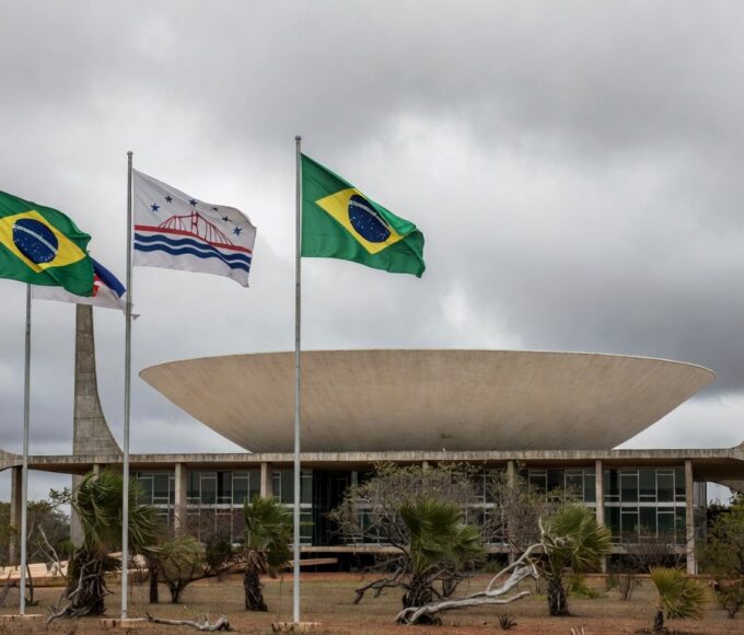 Fachada da Câmara Legislativa do DF em Brasília, sob céu nublado, representando falhas no combate à violência contra a mulher.