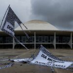 Fachada da CLDF com banners do Dia Mundial das Doenças Raras rasgados, expondo lacunas no apoio a pacientes.