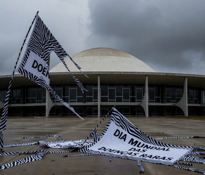 Fachada da CLDF com banners do Dia Mundial das Doenças Raras rasgados, expondo lacunas no apoio a pacientes.
