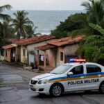 Viatura da Polícia Militar em rua de São Sebastião durante detenção por ameaça e porte de arma.