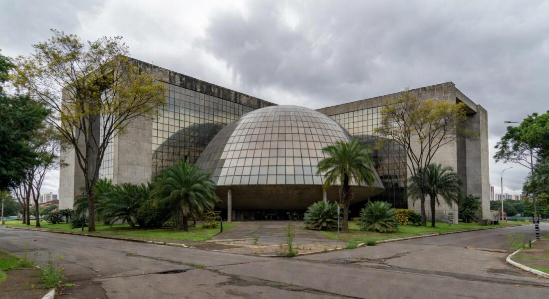 Edifício da CLDF em Brasília, com fachada moderna e sinais de negligência urbana, destacando prioridades ignoradas da população.