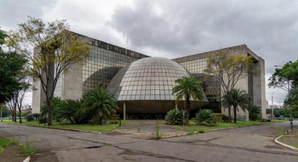 Edifício da CLDF em Brasília, com fachada moderna e sinais de negligência urbana, destacando prioridades ignoradas da população.