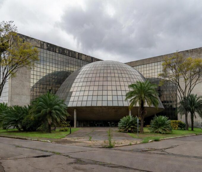 Edifício da CLDF em Brasília, com fachada moderna e sinais de negligência urbana, destacando prioridades ignoradas da população.