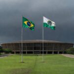 Edifício da CLDF em Brasília sob céu nublado, representando crises e críticas em concessão de título honorário a médico.