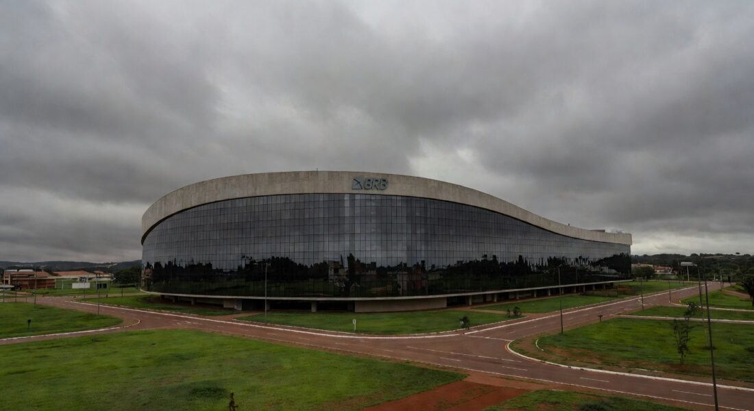 Edifício do Banco de Brasília sob céu nublado, representando suspeitas de irregularidades na CCJ da CLDF.