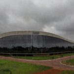 Edifício do Banco de Brasília sob céu nublado, representando suspeitas de irregularidades na CCJ da CLDF.