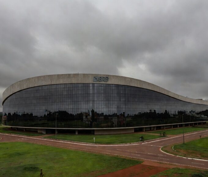 Edifício do Banco de Brasília sob céu nublado, representando suspeitas de irregularidades na CCJ da CLDF.