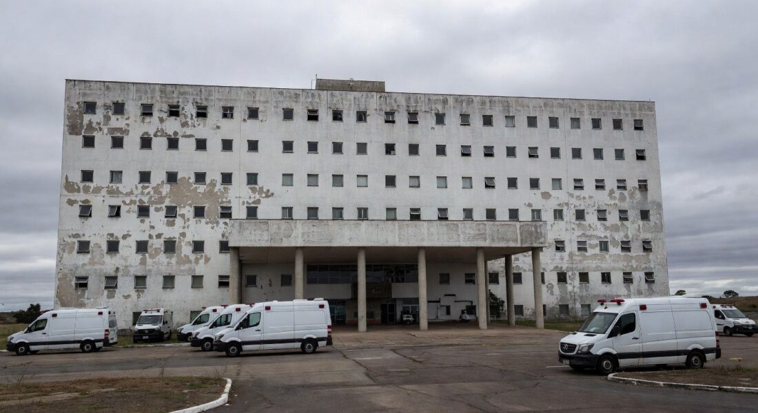 Hospital público em Brasília com sinais de deterioração, representando crise na saúde do DF.