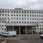 Hospital público em Brasília com sinais de deterioração, representando crise na saúde do DF.