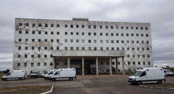 Hospital público em Brasília com sinais de deterioração, representando crise na saúde do DF.