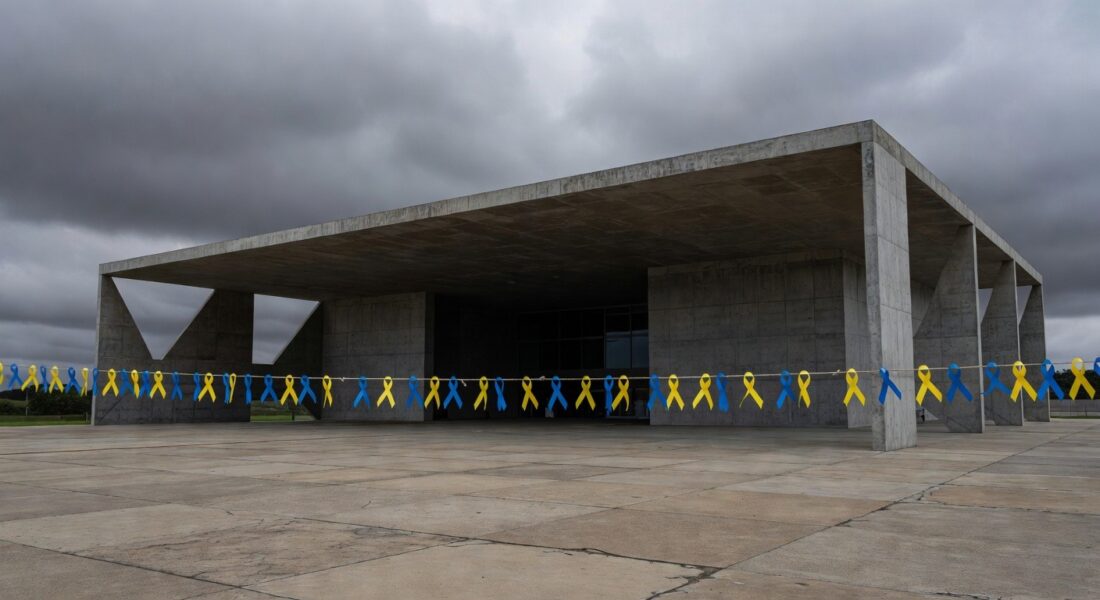 Edifício da CLDF em Brasília decorado com fitas azul e amarelo para o Dia Mundial da Síndrome de Down, em tom questionador.