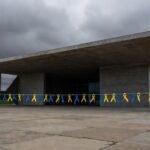 Edifício da CLDF em Brasília decorado com fitas azul e amarelo para o Dia Mundial da Síndrome de Down, em tom questionador.