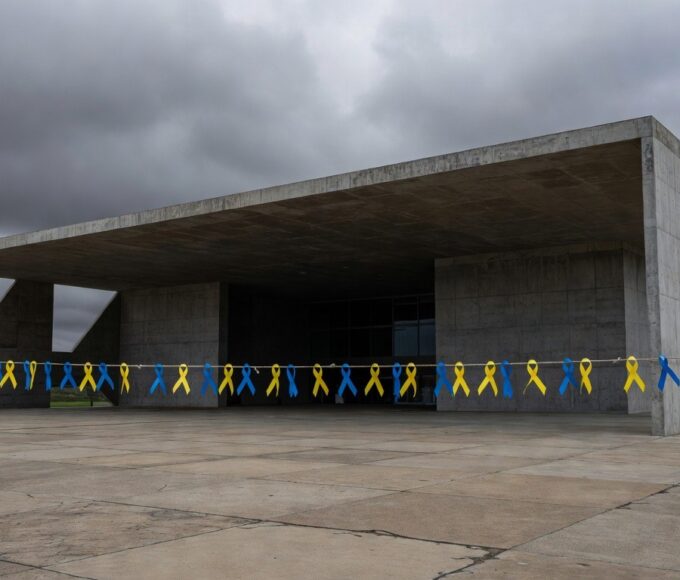 Edifício da CLDF em Brasília decorado com fitas azul e amarelo para o Dia Mundial da Síndrome de Down, em tom questionador.